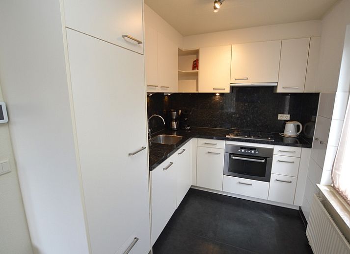 Ruime woonkamer in Vakantiehuis Stappeland 171, De Koog, Texel met comfortabele zithoek en veel lichtinval.