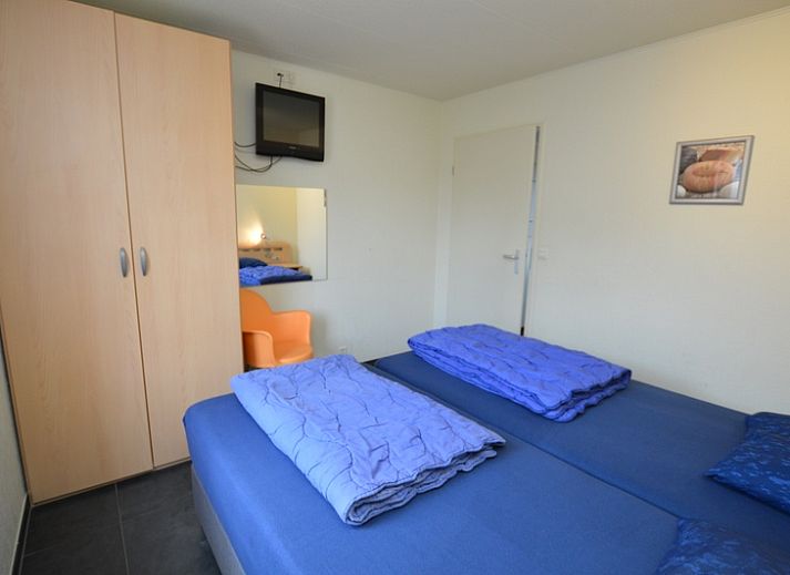 Ruime woonkamer in Vakantiehuis Stappeland 171, De Koog, Texel met comfortabele zithoek en veel lichtinval.