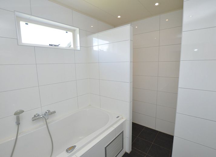 Gezellige eet- en zitruimte in Vakantiehuis Stappeland 171, De Koog, Texel, ideaal voor familiebijeenkomsten.