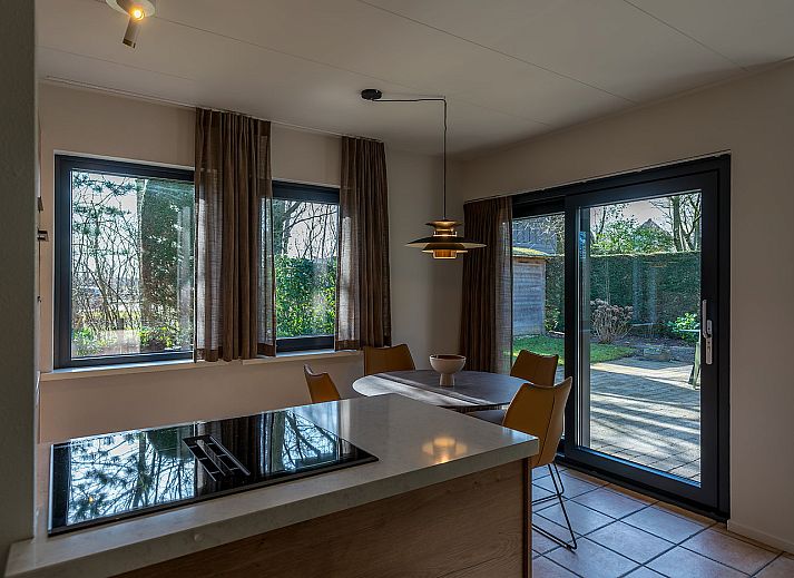 Terras van vakantiehuis 16 - Zeebries in De Koog, Texel, ideaal voor buiten dineren op de Waddeneilanden.