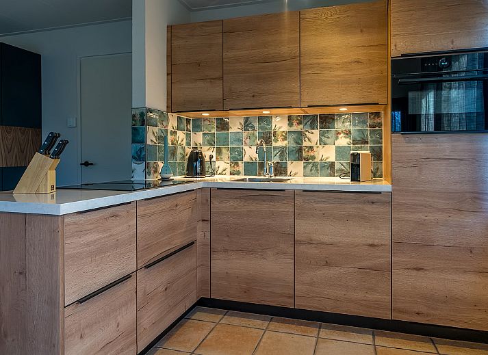 Terras van vakantiehuis 16 - Zeebries in De Koog, Texel, ideaal voor buiten dineren op de Waddeneilanden.