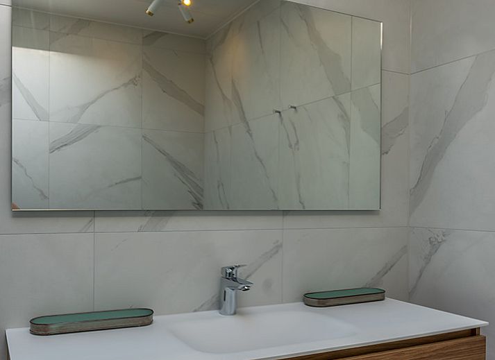 Terras van vakantiehuis 16 - Zeebries in De Koog, Texel, ideaal voor buiten dineren op de Waddeneilanden.