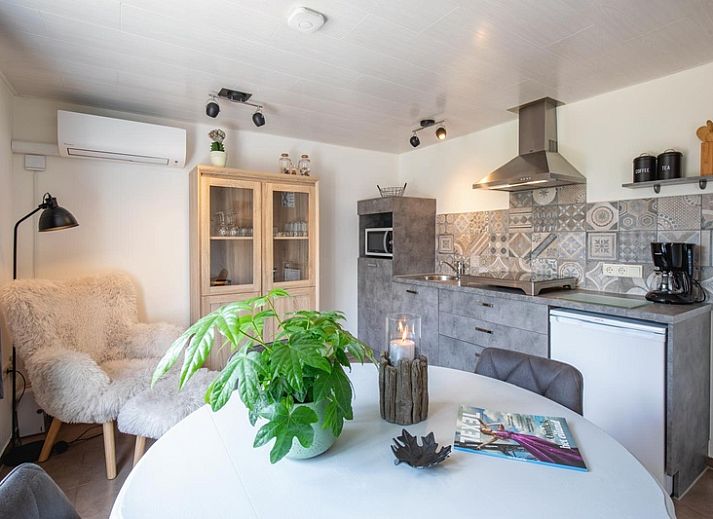 Gezellige keuken in Familie bungalow, De Koog, Texel met moderne apparatuur en stijlvolle inrichting.