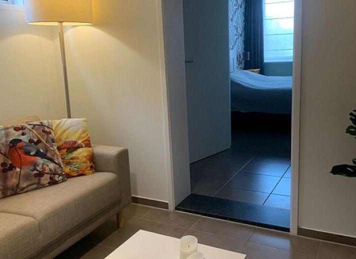 Stijlvolle eetruimte in Familie bungalow, De Koog, Texel met comfortabele zitplaatsen en groene accenten.