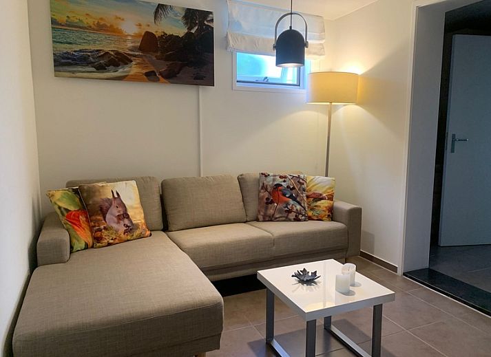 Stijlvolle eetruimte in Familie bungalow, De Koog, Texel met comfortabele zitplaatsen en groene accenten.