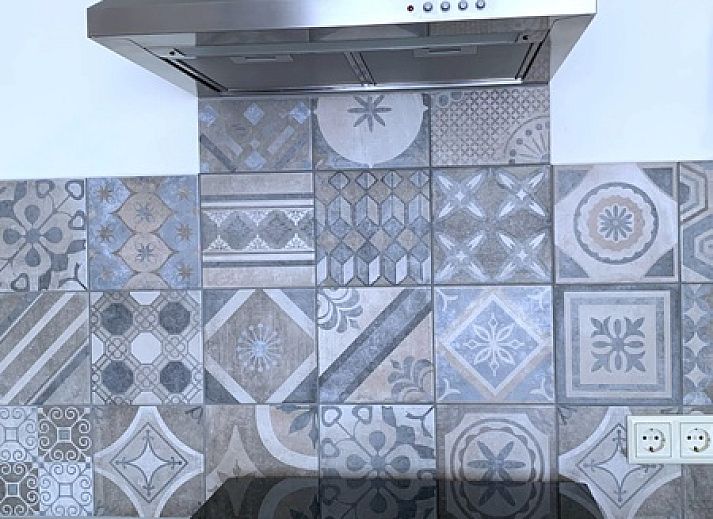 Knusse eetkamer in Familie bungalow, De Koog, Texel met lichtinval en moderne meubels.