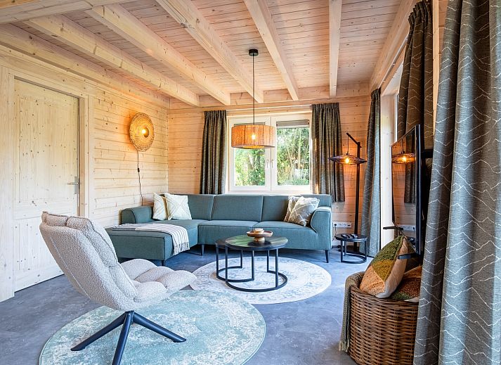 De Verleegen Hoek vakantiehuis in De Koog Texel, omringd door groene natuur en blauwe lucht.