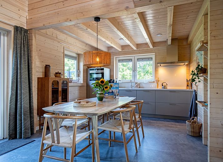 De Verleegen Hoek vakantiehuis in De Koog Texel, omringd door groene natuur en blauwe lucht.