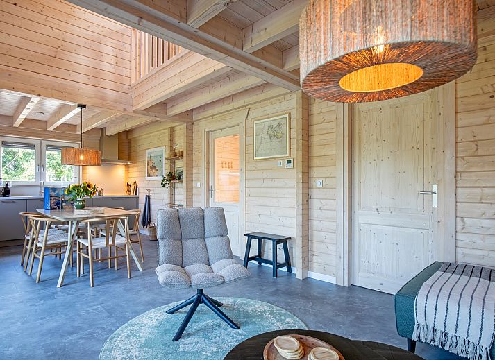 Zonnig terras van De Verleegen Hoek vakantiehuis in De Koog Texel met parasols en zitplaatsen.