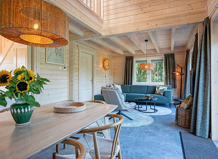 Zonnig terras van De Verleegen Hoek vakantiehuis in De Koog Texel met parasols en zitplaatsen.