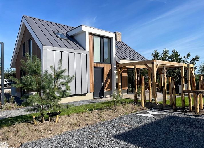Duinvilla Wellness 5 in De Koog, Texel, moderne vakantiewoning met houten afwerking en ruime veranda.