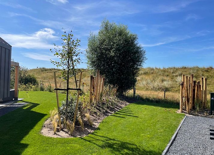 Duinvilla Wellness 5 in De Koog, Texel, moderne vakantiewoning met houten afwerking en ruime veranda.