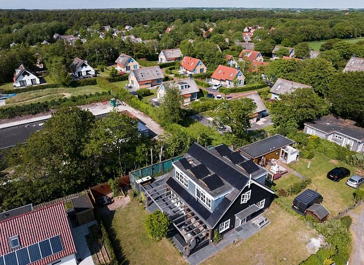 Residence Rustiek in De Koog, Texel, Ferienhaus mit charmanter Holzfassade und Garten