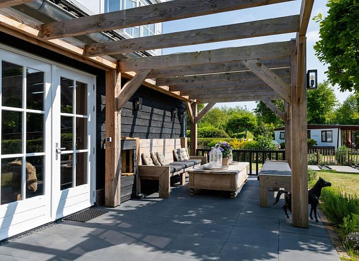 Residence Rustiek in De Koog, Texel, Ferienhaus mit charmanter Holzfassade und Garten