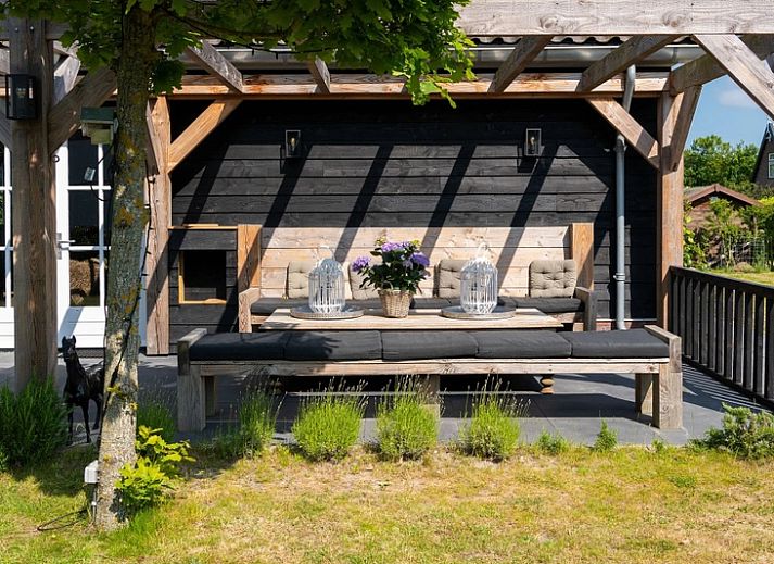 Residence Rustiek in De Koog, Texel, Ferienhaus mit charmanter Holzfassade und Garten