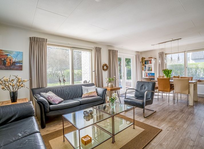 Aussenbereich des Ferienhauses Honeysuckle 91 mit Sauna, De Koog, Texel, mit sonniger Terrasse und gruenem Garten.