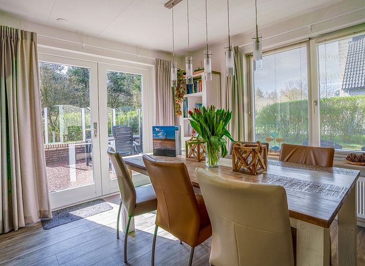 Gemuetliches Wohnzimmer im Ferienhaus Kamperfoelie 91, De Koog, Texel, mit bequemen Sofas und viel Licht.