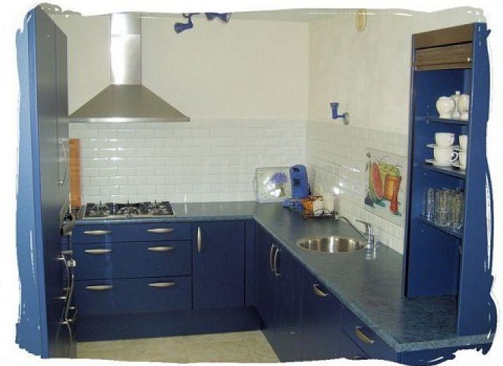 Ferienhaus in De Koog, Texel mit moderner Fassade und grozgiger Auffahrt auf den Watteninseln.