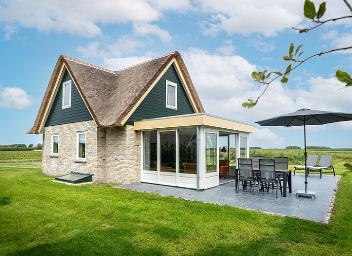 Landhuis vakantiehuis in De Koog, Texel met prachtig uitzicht op de natuur en een serene vijver.