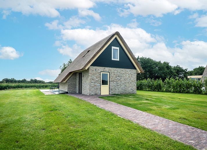 Landhuis vakantiehuis in De Koog, Texel met prachtig uitzicht op de natuur en een serene vijver.