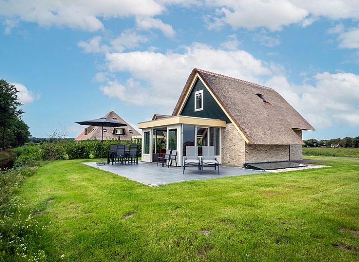 Landhuis vakantiehuis in De Koog, Texel met prachtig uitzicht op de natuur en een serene vijver.