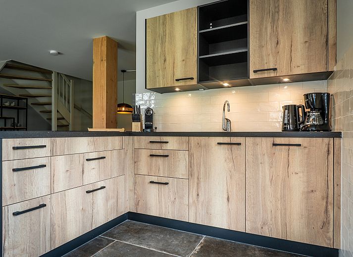 Vakantiehuis op Texel in De Koog met zonnig terras en moderne buitenruimte voor ontspanning.