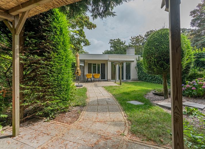 Zilte Bries vakantiehuis met terras in De Koog, Texel, omgeven door groene tuinen.
