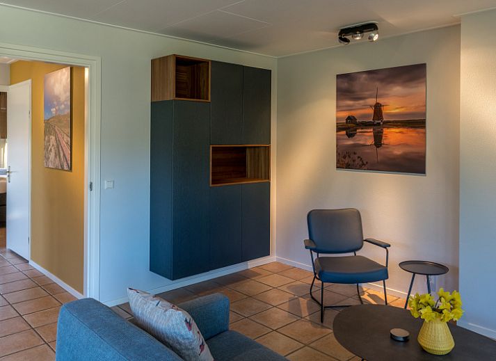 Zilte Bries vakantiehuis met terras in De Koog, Texel, omgeven door groene tuinen.