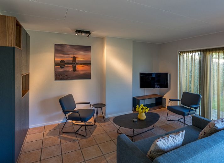 Ingang van Zilte Bries vakantiehuis in De Koog, Texel, met welkomsbord en groene omgeving.