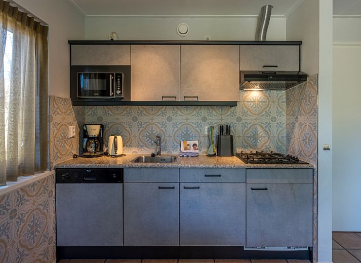 Ingang van Zilte Bries vakantiehuis in De Koog, Texel, met welkomsbord en groene omgeving.