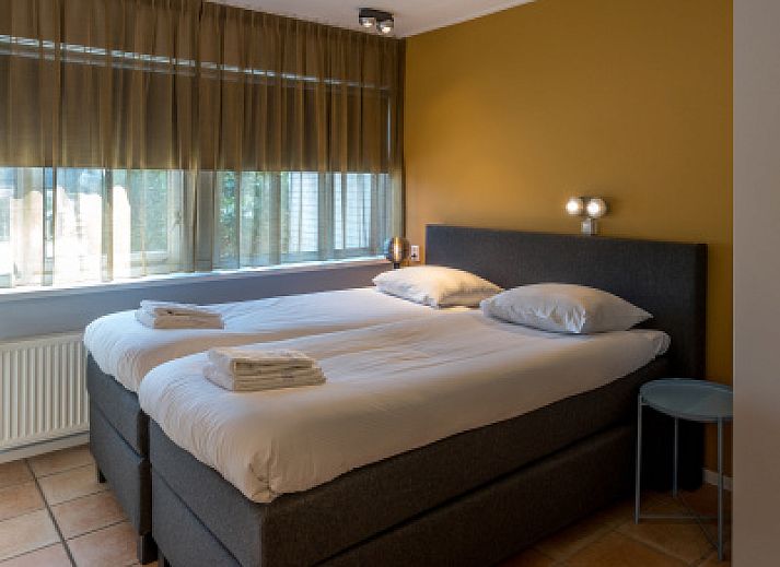 Ingang van Zilte Bries vakantiehuis in De Koog, Texel, met welkomsbord en groene omgeving.