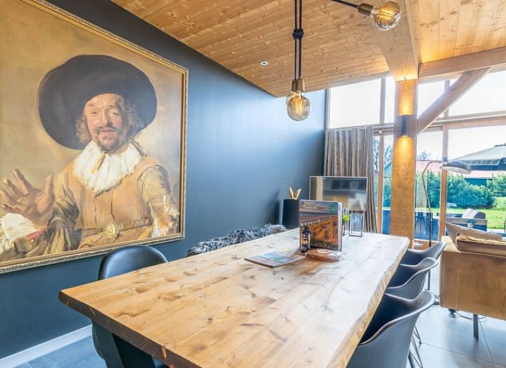 Gezellige woonkamer met open haard in Vakantiehuisje in De Koog, Texel, omringd door natuur.