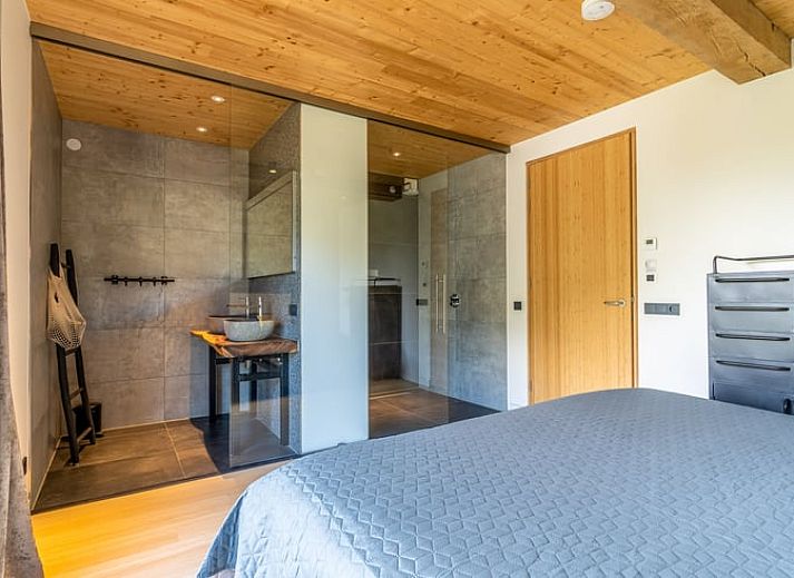 Moderne binnenruimte met grote ramen in Vakantiehuisje in De Koog, Texel, Waddeneilanden.