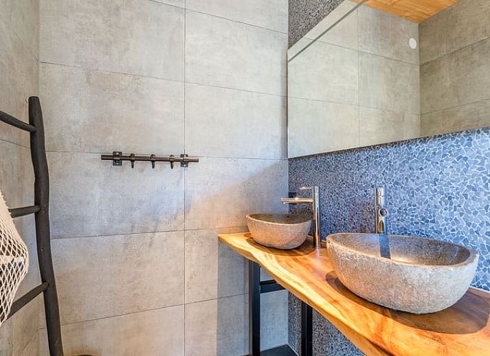 Moderne binnenruimte met grote ramen in Vakantiehuisje in De Koog, Texel, Waddeneilanden.