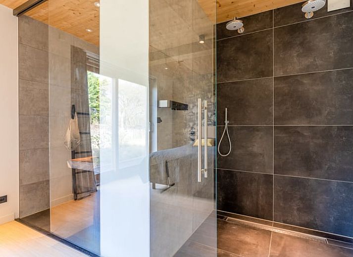 Moderne binnenruimte met grote ramen in Vakantiehuisje in De Koog, Texel, Waddeneilanden.