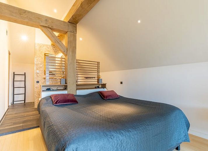 Moderne binnenruimte met grote ramen in Vakantiehuisje in De Koog, Texel, Waddeneilanden.