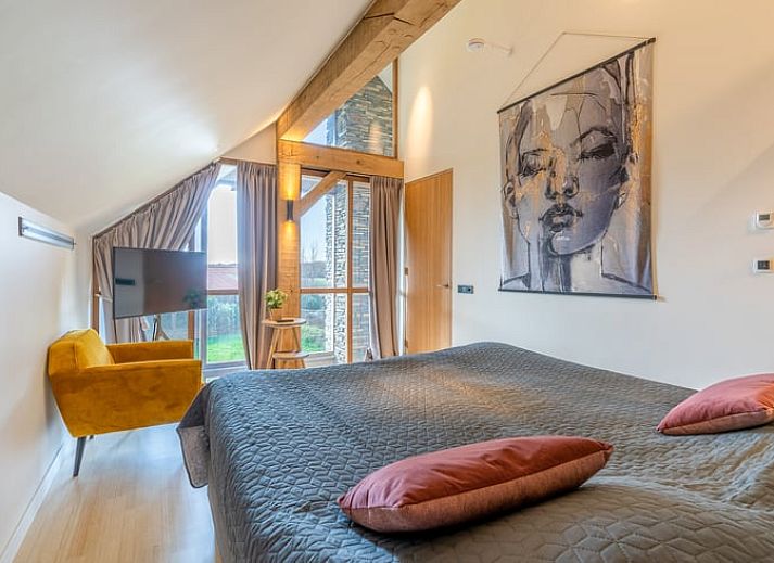 Moderne binnenruimte met grote ramen in Vakantiehuisje in De Koog, Texel, Waddeneilanden.