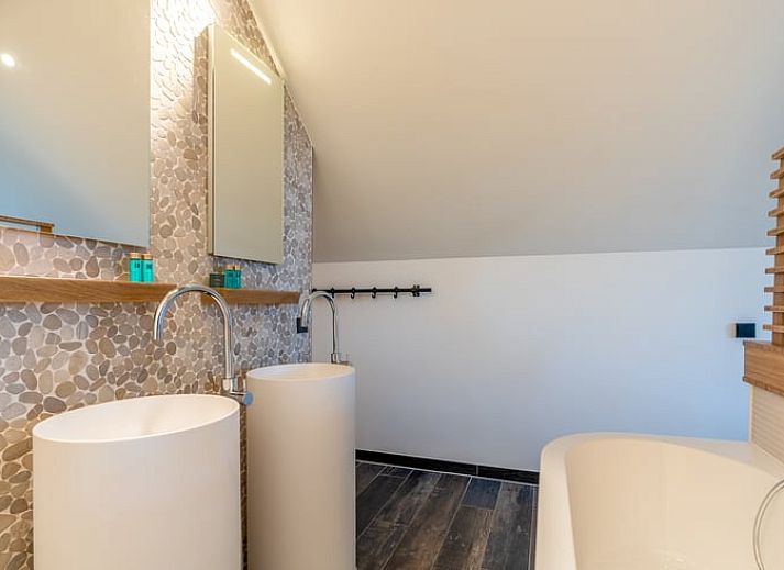 Comfortabele leeshoek met uitzicht op groene omgeving in Vakantiehuisje in De Koog, Texel.