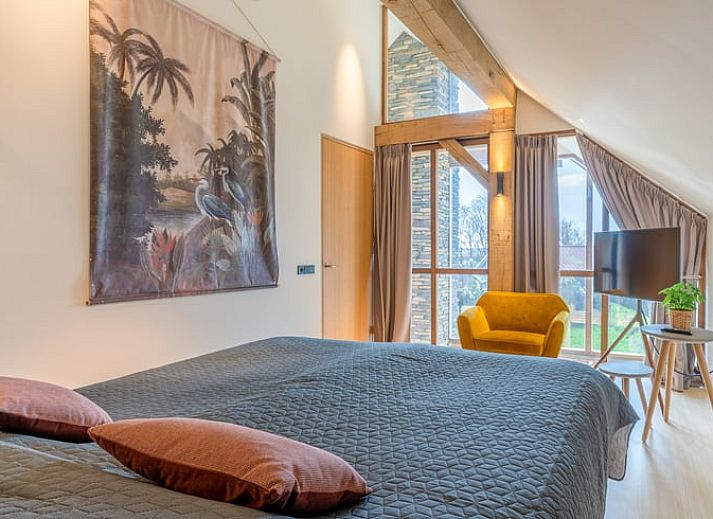 Comfortabele leeshoek met uitzicht op groene omgeving in Vakantiehuisje in De Koog, Texel.