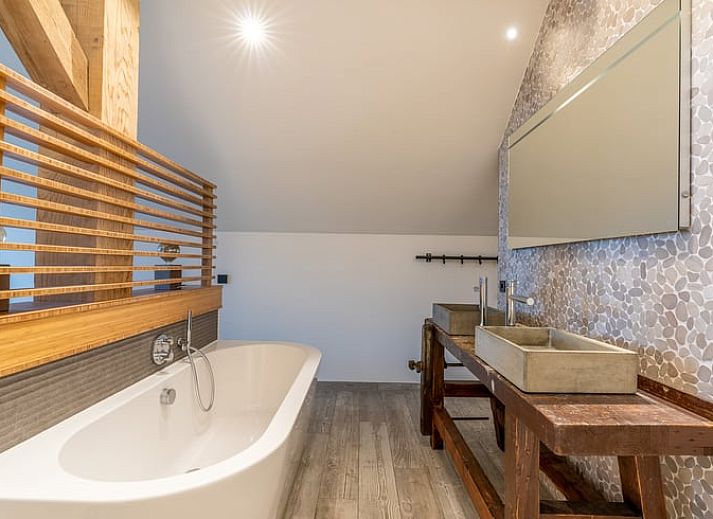 Comfortabele leeshoek met uitzicht op groene omgeving in Vakantiehuisje in De Koog, Texel.