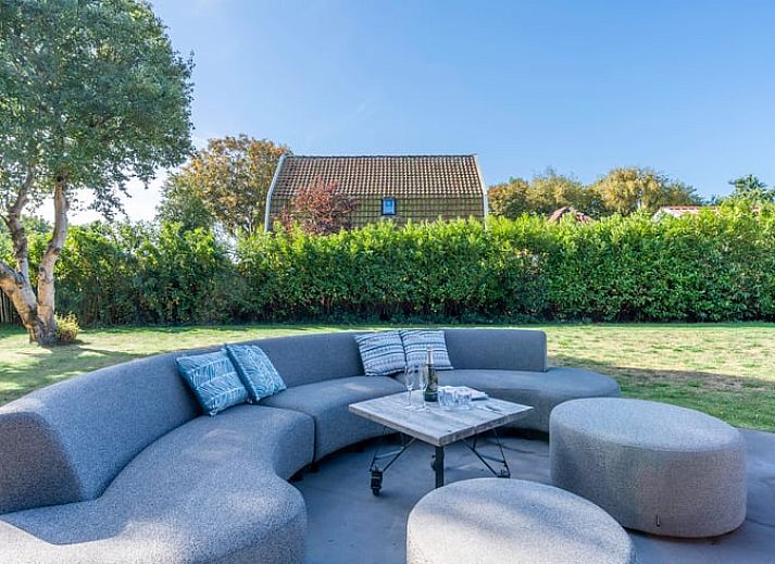 Stijlvolle woonkamer met designmeubels in Vakantiehuisje in De Koog, Texel, Waddeneilanden.