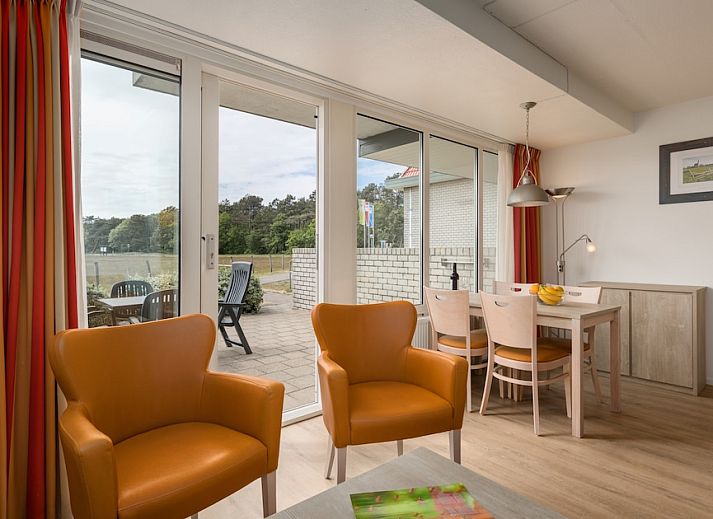 Helles Wohnzimmer von B Apartment Comfort 4 in De Koog, Texel, mit Blick auf die Natur und Zugang zur Terrasse.