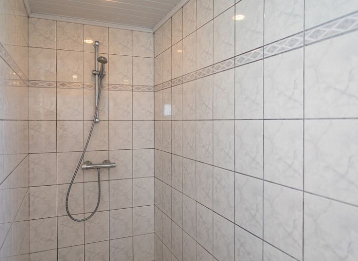 Bungalow 2 in De Koog, Texel met zonnig terras en tuinmeubilair, ideaal vakantiehuis op de Waddeneilanden.