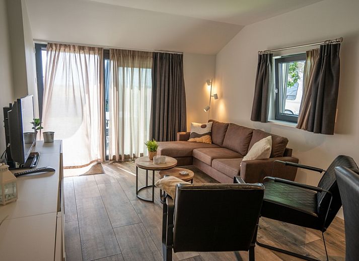 Moderne douche in Bungalow 2, De Koog, Texel, biedt comfort in dit vakantiehuis op de Waddeneilanden.