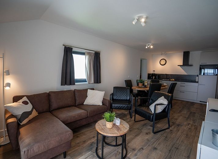 Moderne douche in Bungalow 2, De Koog, Texel, biedt comfort in dit vakantiehuis op de Waddeneilanden.