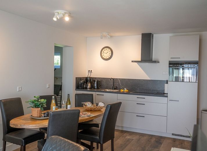 Moderne douche in Bungalow 2, De Koog, Texel, biedt comfort in dit vakantiehuis op de Waddeneilanden.