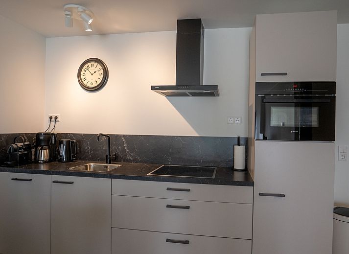 Moderne douche in Bungalow 2, De Koog, Texel, biedt comfort in dit vakantiehuis op de Waddeneilanden.