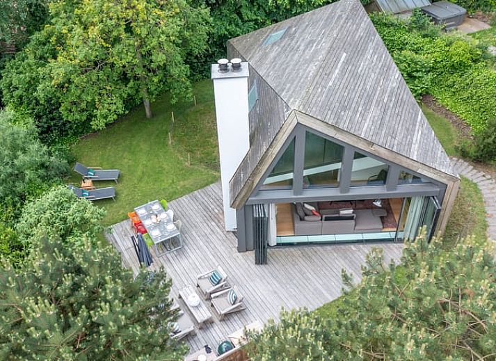 Luftaufnahme des Ferienhauses in De Koog, Texel mit grosser Terrasse und gruener Umgebung, ideal fuer Naturliebhaber auf den Watteninseln.