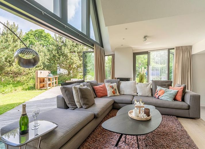 Luftaufnahme des Ferienhauses in De Koog, Texel mit grosser Terrasse und gruener Umgebung, ideal fuer Naturliebhaber auf den Watteninseln.