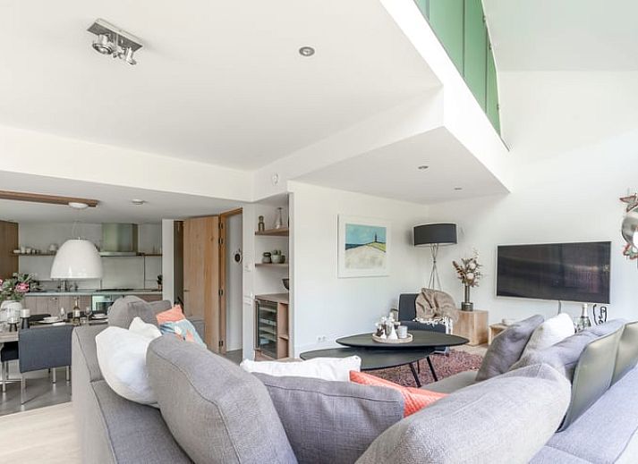 Luftaufnahme des Ferienhauses in De Koog, Texel mit grosser Terrasse und gruener Umgebung, ideal fuer Naturliebhaber auf den Watteninseln.